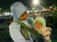 Naya&Ibu,di alun alun Gresik,sedari Ziarah Snan Giri 29Okt2007